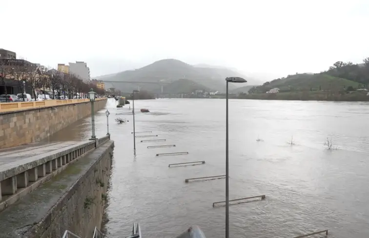 Rio Douro inundou o cais do Peso da Régua